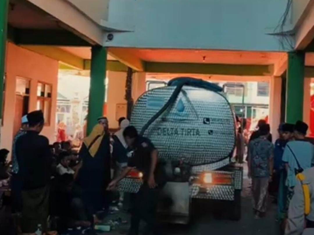 Perumda Delta Tirta Salurkan Air Bersih untuk Ponpes Al Ghozny