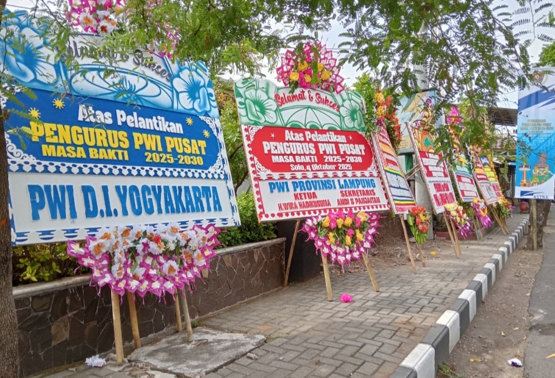‎Karangan Bunga Banjiri Pelantikan Pengurus PWI Pusat di Monumen Pers Solo