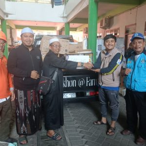 Jamaah Masjid SSNR Peduli Ponpes Al Khoziny Sumbangkan Ratusan Perlengkapan Salat dan Mamin