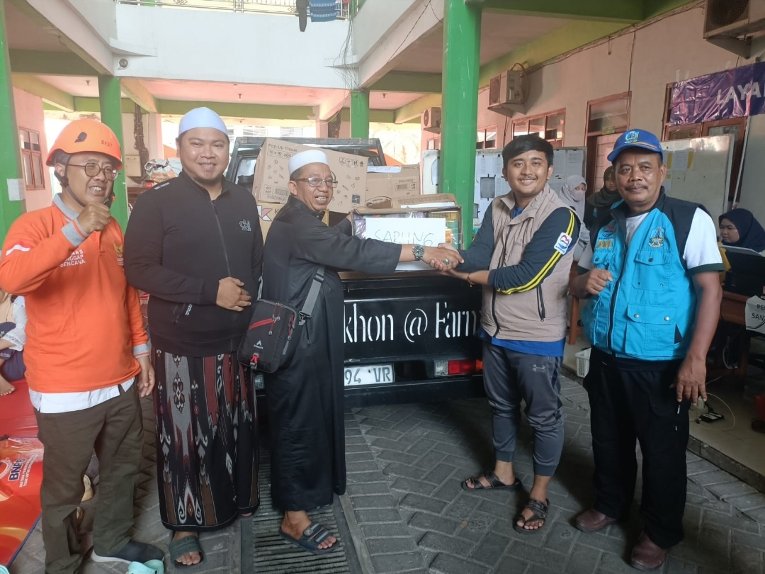 Jamaah Masjid SSNR Peduli Ponpes Al Khoziny Sumbangkan Ratusan Perlengkapan Salat dan Mamin