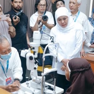 Pemeriksaan dan Pembagian 1000 Kacamata Gratis Meriahkan HUT ke 80 Pemprov Jatim Pemeriksaan dan Pembagian 1000 Kacamata Gratis Meriahkan HUT ke 80 Pemprov Jatim