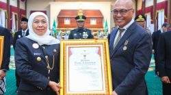 Ketum PWI Pusat Akhmad Munir Terima Lencana Kehormatan “Jer Basuki Mawa Beya” dari Gubernur Jatim