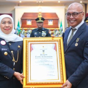 Ketum PWI Pusat Akhmad Munir Terima Lencana Kehormatan “Jer Basuki Mawa Beya” dari Gubernur Jatim