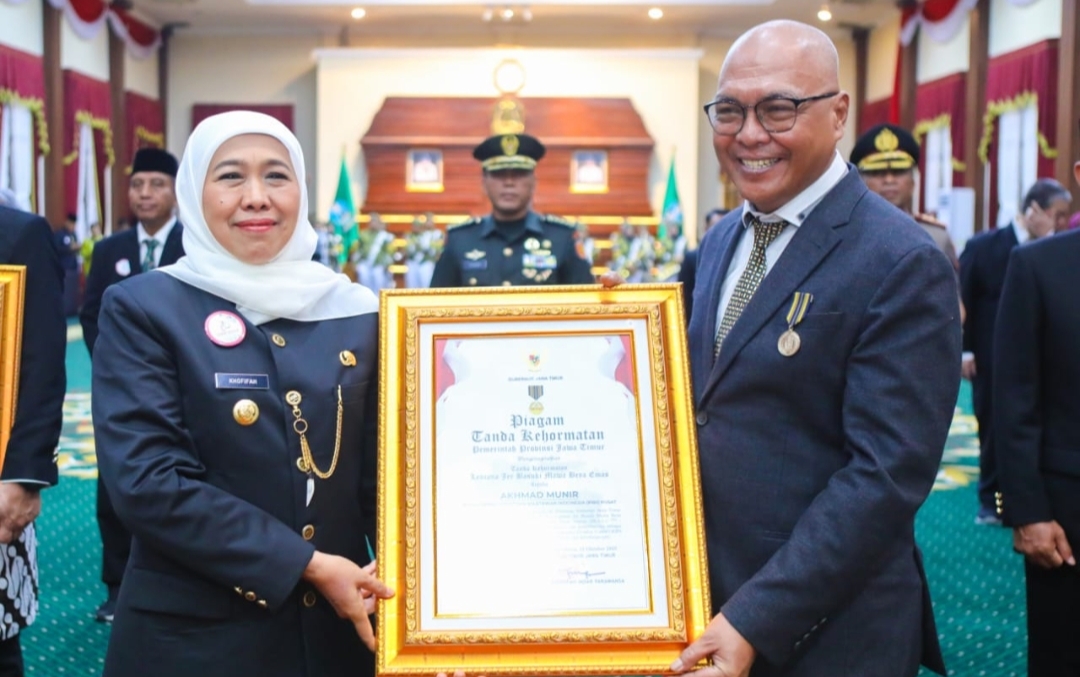 Ketum PWI Pusat Akhmad Munir Terima Lencana Kehormatan “Jer Basuki Mawa Beya” dari Gubernur Jatim