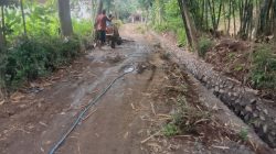 Truk Pengangkut Material Proyek Siluman Sebabkan Macet 4 Jam ,Warga Marah.