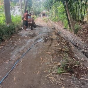 Truk Pengangkut Material Proyek Siluman Sebabkan Macet 4 Jam ,Warga Marah.