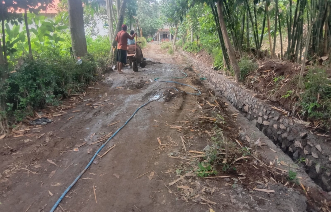 Truk Pengangkut Material Proyek Siluman Sebabkan Macet 4 Jam ,Warga Marah.
