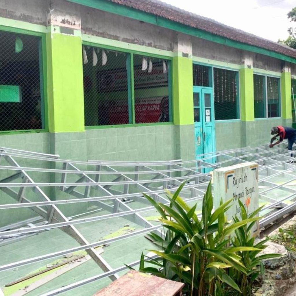 Diduga Gagal Kontruksi, Belum Genap Sepekan Teras SDN Bendo 1 Kota Blitar Ambruk