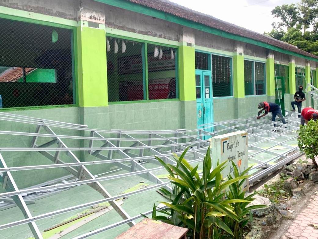 Diduga Gagal Kontruksi, Belum Genap Sepekan Teras SDN Bendo 1 Kota Blitar Ambruk