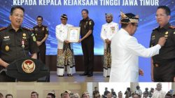 Kejati Jatim Dr. Kuntadi Terima Penghargaan Lencana Emas “Hakaryo Guno Mamayu Bawono” dari Pemkot Batu
