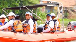 Aksi Khofifah Susur dan Bersih-bersih Kali Surabaya