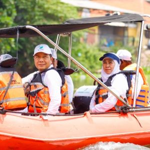 Aksi Khofifah Susur dan Bersih-bersih Kali Surabaya