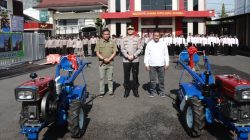 Kapolres Jember Serahkan 2 Unit Traktor Dukung Ketahanan Pangan