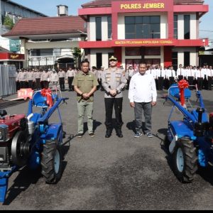 Kapolres Jember Serahkan 2 Unit Traktor Dukung Ketahanan Pangan