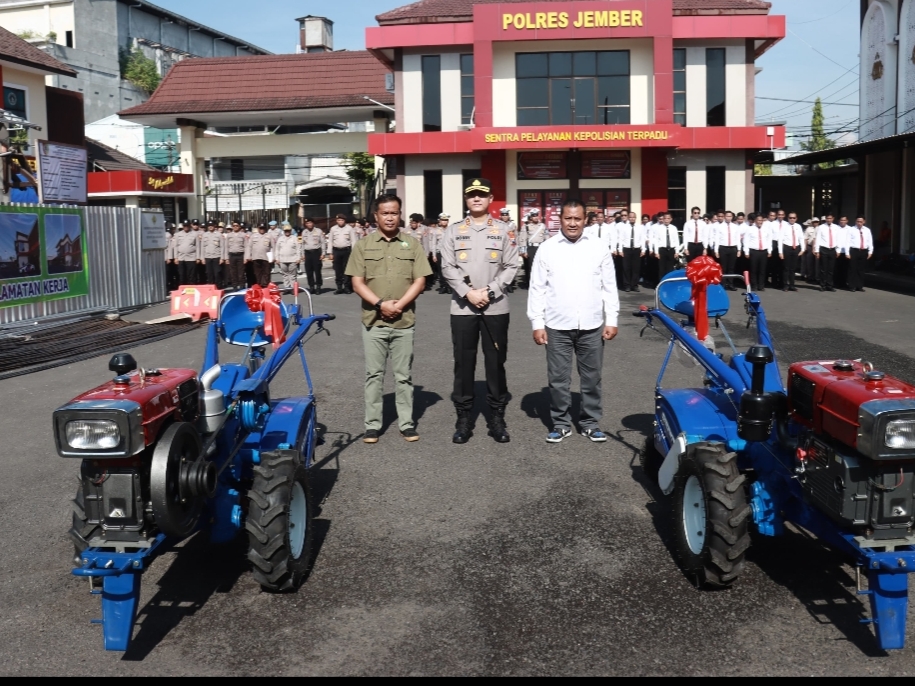 Kapolres Jember Serahkan 2 Unit Traktor Dukung Ketahanan Pangan