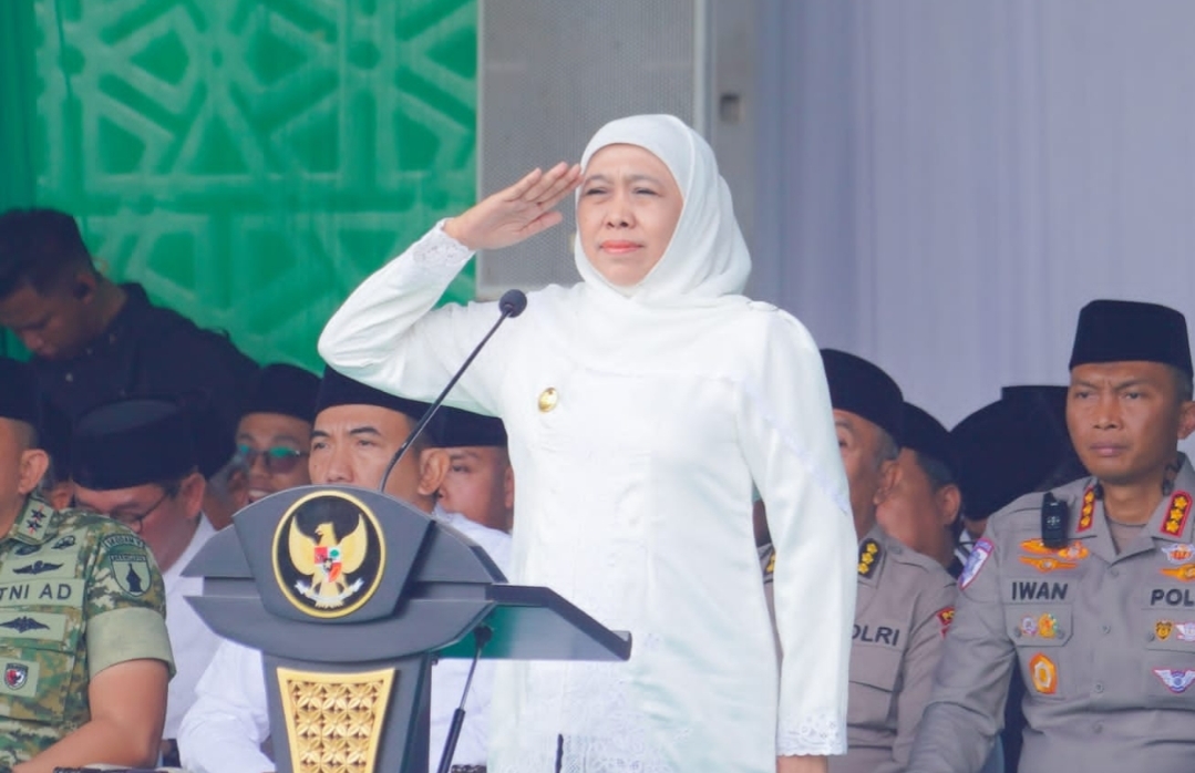 Gubernur Khofifah Pimpin Apel Hari Santri 2025 di Ponpes An-Nur Bululawang Malang
