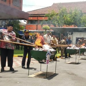 Pemkot Mojokerto Bersama bea Cukai Sidoarjo Musnahkan 4,9 Juta Batang Rokok Ilegal