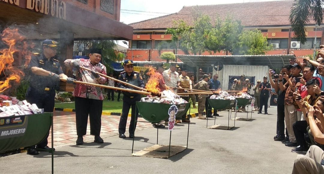 Pemkot Mojokerto Bersama bea Cukai Sidoarjo Musnahkan 4,9 Juta Batang Rokok Ilegal Pemkot Mojokerto Bersama bea Cukai Sidoarjo Musnahkan 4,9 Juta Batang Rokok Ilegal