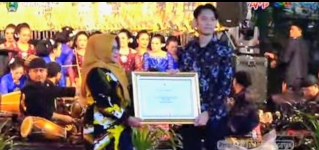 Tiga Wajib Pajak Teladan Terima Penghargaan di Malam Resepsi HUT ke-350 Kabupaten Magetan Tiga Wajib Pajak Teladan Terima Penghargaan di Malam Resepsi HUT ke-350 Kabupaten Magetan