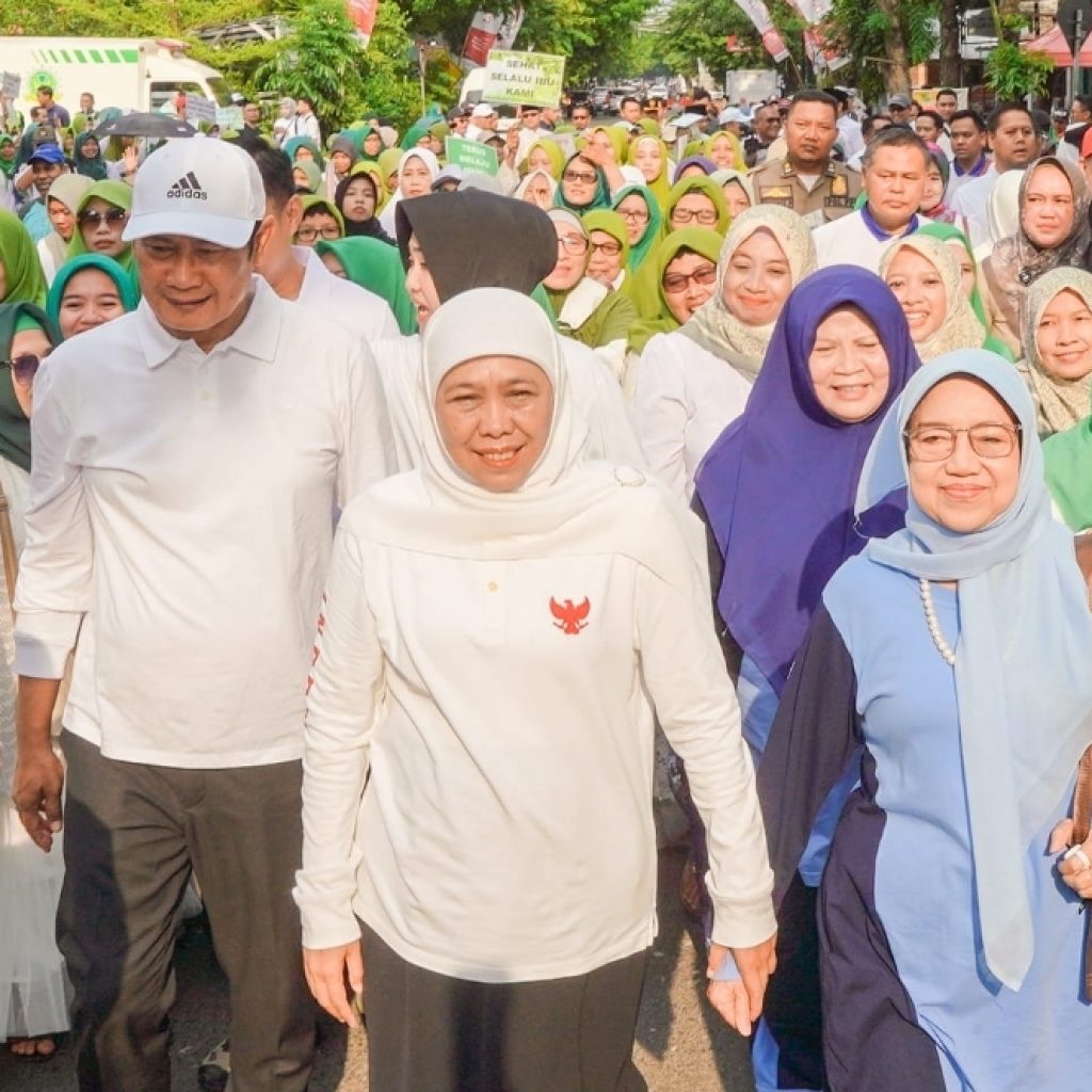 Jalan Sehat Hari Santri di Lamongan, Khofifah Pesankan Nilai Juang Santri bagi Pembangunan Bangsa