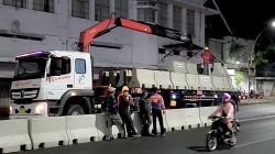 Ruas Jalan Basra Depan Tunjungan Plaza Dipasang Barrier Beton