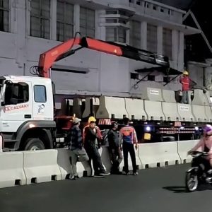 Ruas Jalan Basra Depan Tunjungan Plaza Dipasang Barrier Beton