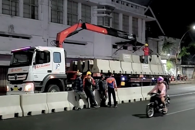 Ruas Jalan Basra Depan Tunjungan Plaza Dipasang Barrier Beton
