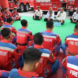 Sambangi DPKP Surabaya, Wali Kota Eri Apresiasi Dedikasi Tim Rescue Damkar Sambangi DPKP Surabaya, Wali Kota Eri Apresiasi Dedikasi Tim Rescue Damkar