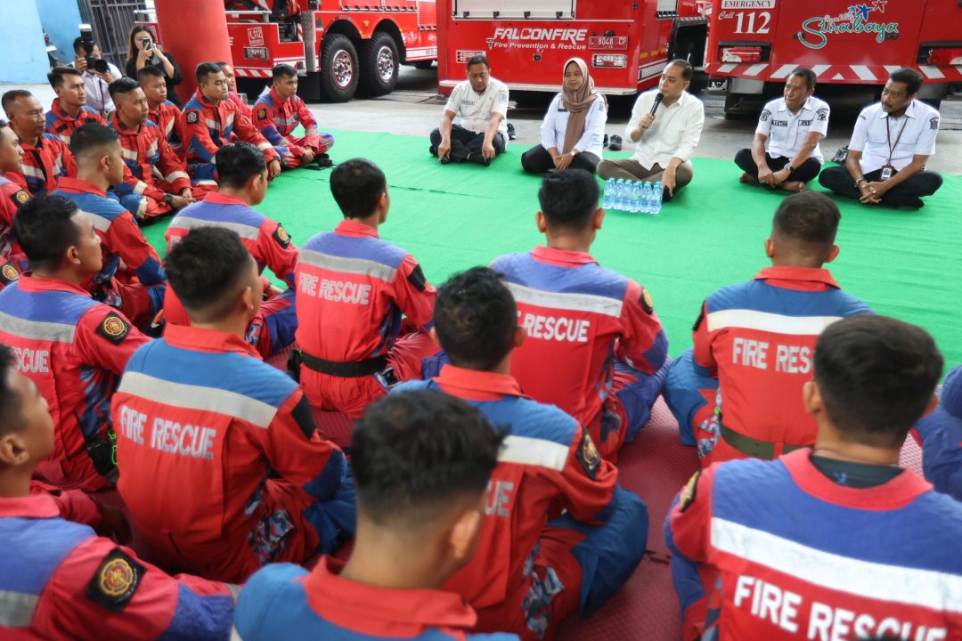 Sambangi DPKP Surabaya, Wali Kota Eri Apresiasi Dedikasi Tim Rescue Damkar