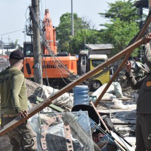 Ganggu Sempadan Drainase Kebonagung, 11 Bangli Semi Permanen Dibongkar Ganggu Sempadan Drainase Kebonagung, 11 Bangli Semi Permanen Dibongkar