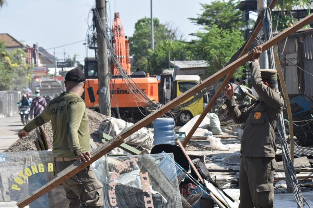 Ganggu Sempadan Drainase Kebonagung, 11 Bangli Semi Permanen Dibongkar