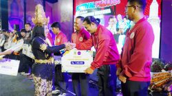 Ning Ita Beri Bonus 148 Atlet Juara dan Beasiswa 260 Mahasiswa Berprestasi Ning Ita Beri Bonus 148 Atlet Juara dan Beasiswa 260 Mahasiswa Berprestasi