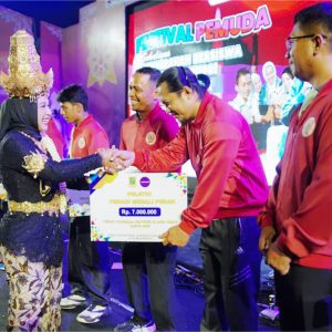 Ning Ita Beri Bonus 148 Atlet Juara dan Beasiswa 260 Mahasiswa Berprestasi Ning Ita Beri Bonus 148 Atlet Juara dan Beasiswa 260 Mahasiswa Berprestasi