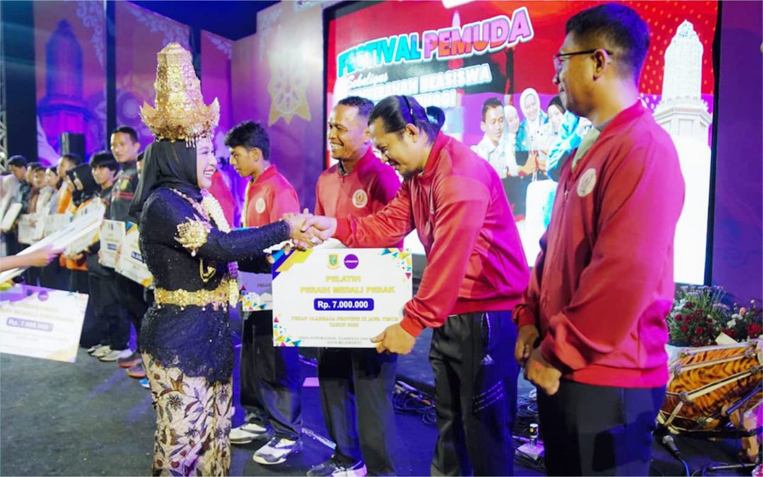 Ning Ita Beri Bonus 148 Atlet Juara dan Beasiswa 260 Mahasiswa Berprestasi Ning Ita Beri Bonus 148 Atlet Juara dan Beasiswa 260 Mahasiswa Berprestasi