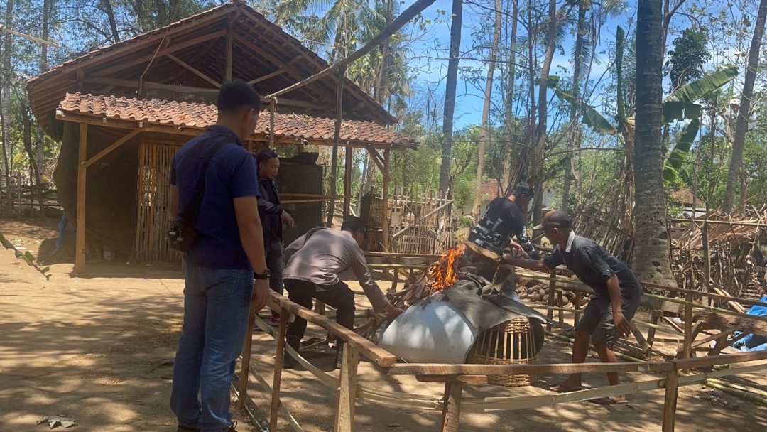 Polsek Kalipuro Gerak Cepat Gerebek Judi Sabung Ayam di Secang Polsek Kalipuro Gerak Cepat Gerebek Judi Sabung Ayam di Secang