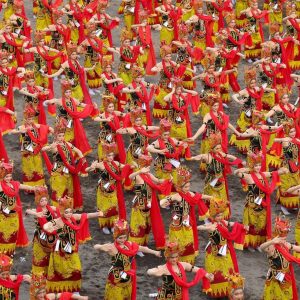 Tahun ke-13, Pagelaran Kolosal Gandrung Sewu Menghadirkan 1.400 Penari bertemakan “Selendang Sang Gandrung”