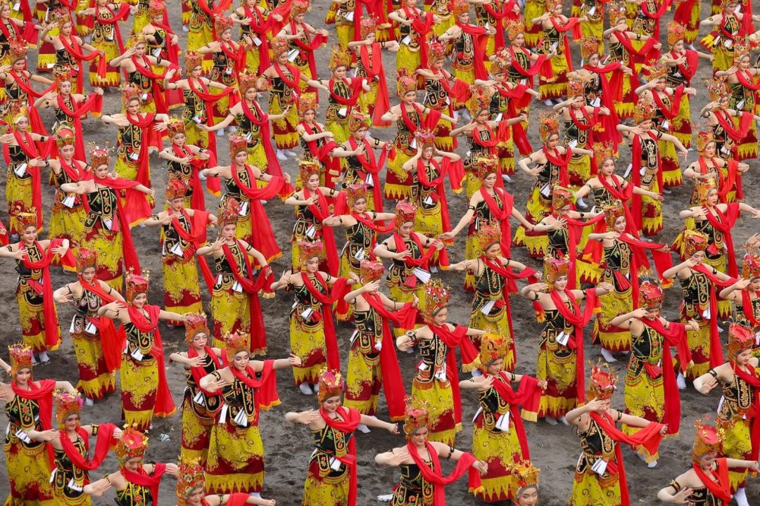 Tahun ke-13, Pagelaran Kolosal Gandrung Sewu Menghadirkan 1.400 Penari bertemakan “Selendang Sang Gandrung” Tahun ke-13, Pagelaran Kolosal Gandrung Sewu Menghadirkan 1.400 Penari bertemakan “Selendang Sang Gandrung”