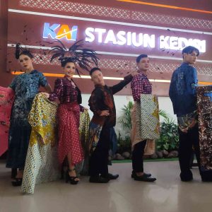 PT KAI Daop 7 Madiun Gelar Fashion Show Batik di Stasiun Kediri