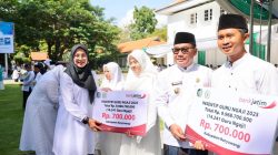 Hari Santri Nasional 2025, Bupati Ipuk Serahkan Insentif untuk 14 Ribu Guru Ngaji