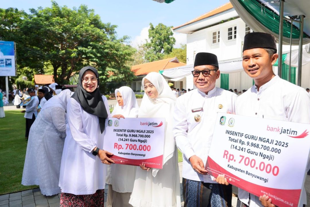 Hari Santri Nasional 2025, Bupati Ipuk Serahkan Insentif untuk 14 Ribu Guru Ngaji
