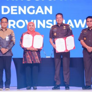 Gubernur Khofifah dan Kajati Jatim Teken Nota Kesepakatan Restorative Justice Gubernur Khofifah dan Kajati Jatim Teken Nota Kesepakatan Restorative Justice