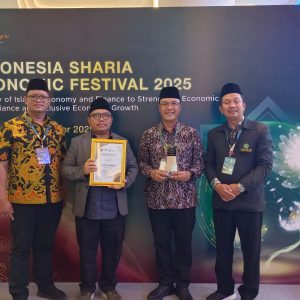 Wali Kota Eri Terima Penghargaan Agregator Wakaf Wali Kota Eri Terima Penghargaan Agregator Wakaf
