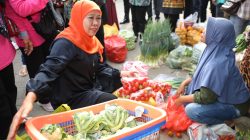 Khofifah Belanja Sayur di Pasar Plaosan Magetan