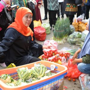 Khofifah Belanja Sayur di Pasar Plaosan Magetan