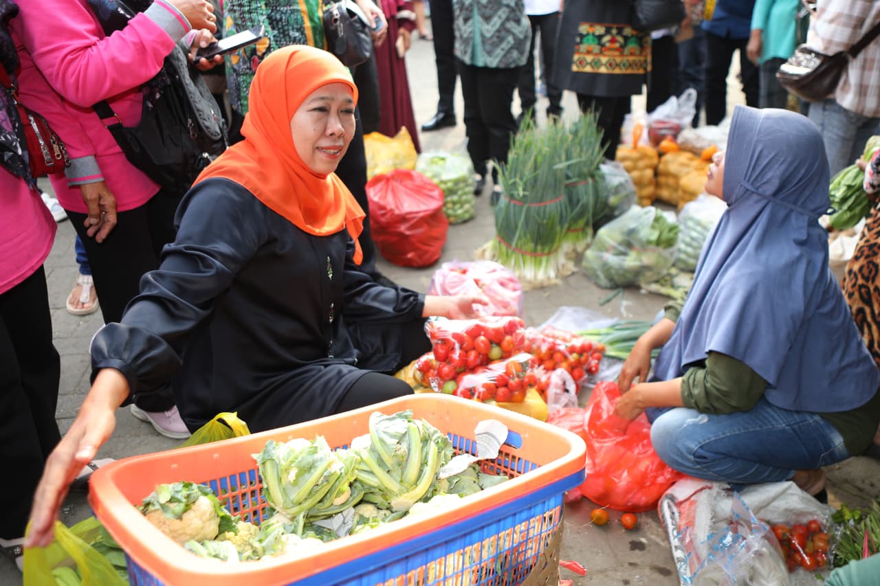 Khofifah Belanja Sayur di Pasar Plaosan Magetan