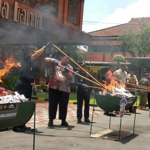 Wakikota Mojokerto Pimpin Pemusnahan Puluhan Juta Batang Rokok & Miras Ilegal