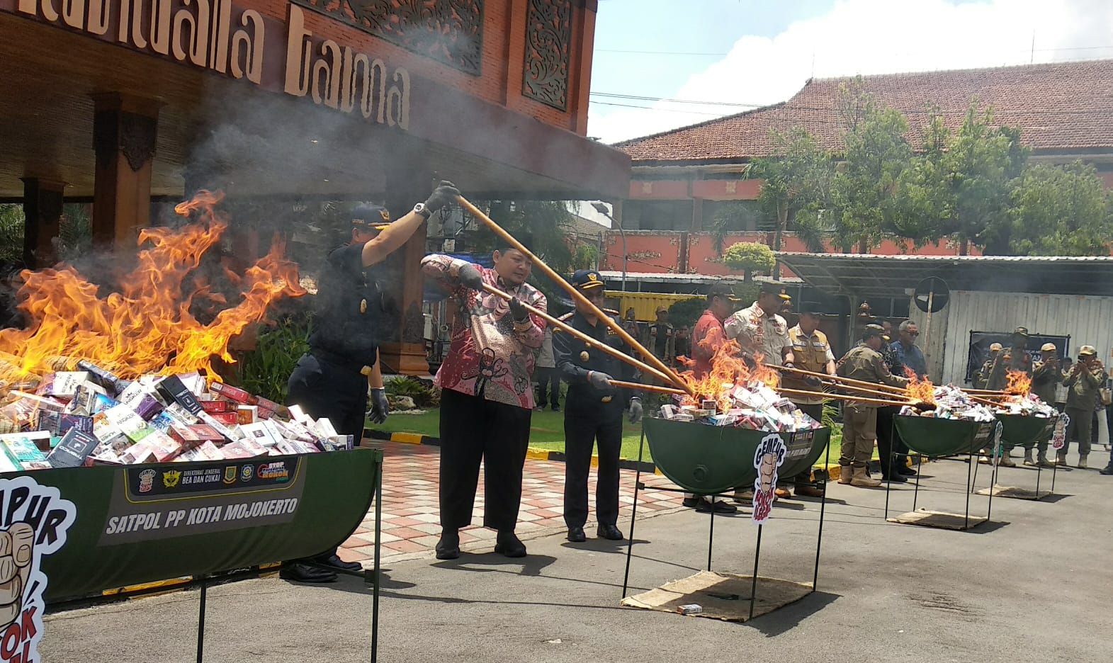 Wakikota Mojokerto Pimpin Pemusnahan Puluhan Juta Batang Rokok & Miras Ilegal