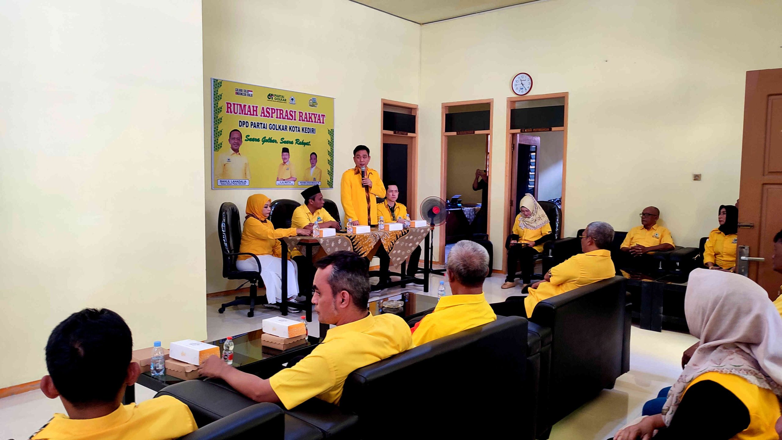 Golkar Kota Kediri Buka Rumah Aspirasi, Warga Keluhkan Data Bansos dan Ijazah Golkar Kota Kediri Buka Rumah Aspirasi, Warga Keluhkan Data Bansos dan Ijazah