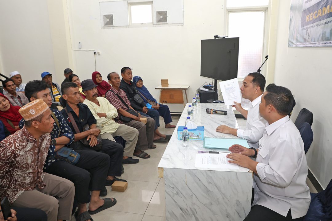 Wali Kota Eri Mediasi Konflik Jalan Ditembok di Asem Jajar III Wali Kota Eri Mediasi Konflik Jalan Ditembok di Asem Jajar III