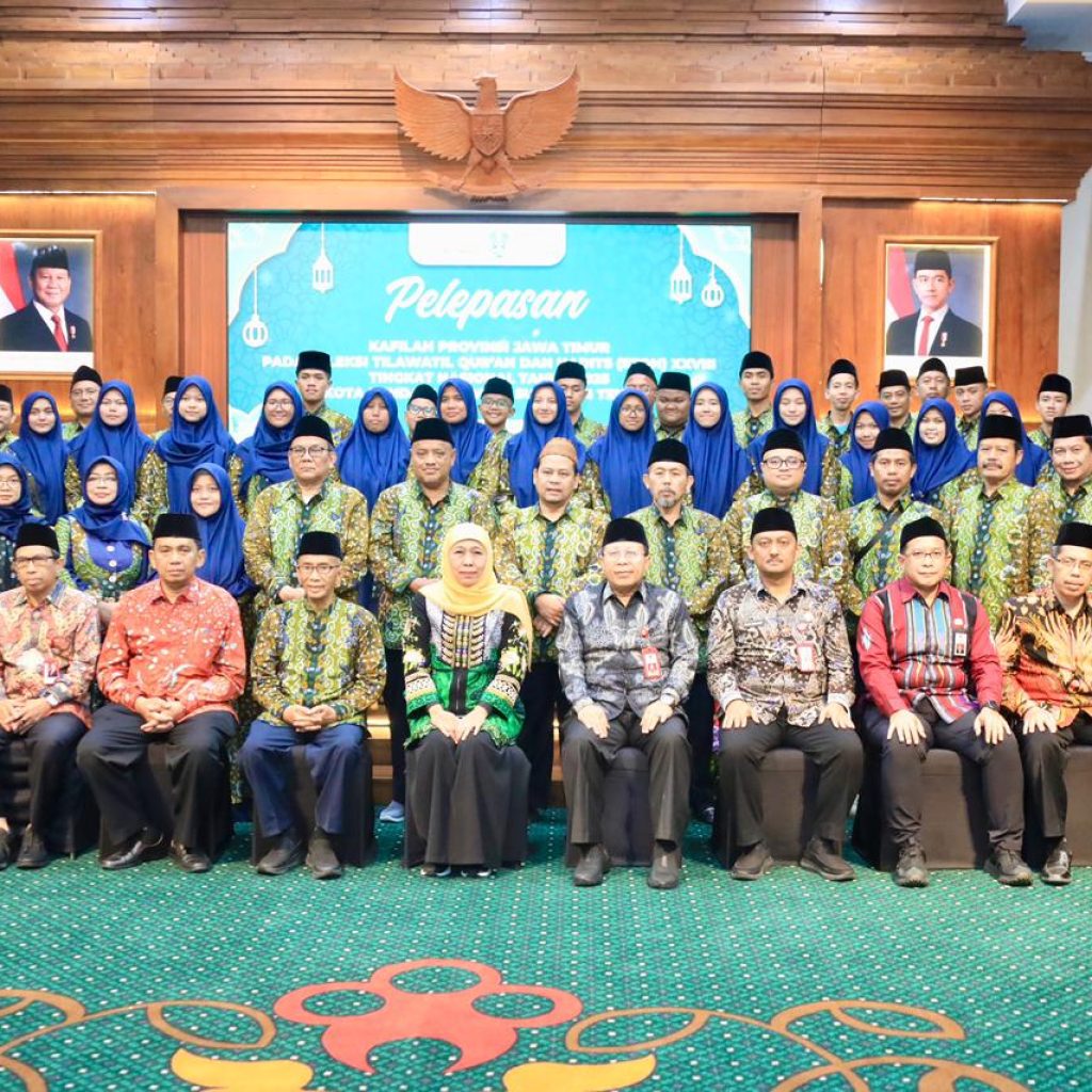 Gubernur Jatim Berangkatkan STQH Jatim Menuju Kendari